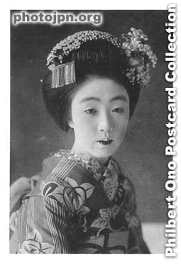 Maiko hair ornaments. Maiko have more ornaments in their hair than geisha do. The hair ornaments differ depending on the current season. They usually have a flower motif, and if you look closely and see what flower it is, you can tell what season it is.
Keywords: japanese vintage postcards nihon bijin women beauty geisha maiko woman kimono