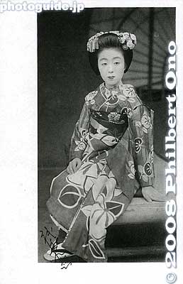 The maiko uses her real hair, not a wig. When her hair is down, it reaches her chest.
Keywords: japanese vintage postcards nihon bijin women beauty geisha maiko woman kimono