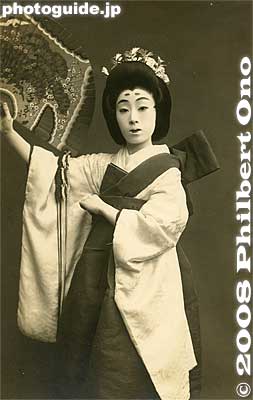 Dancing woman
Keywords: japanese vintage postcards nihon bijin women beauty kimono dancer
