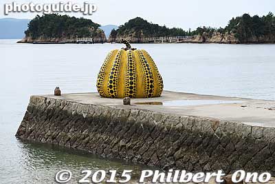 On Naoshima, the yellow pumpkin by Kusama Yayoi. It's smaller than the red one and you cannot go inside.
Keywords: kagawa naoshima island art museums outdoor sculptures