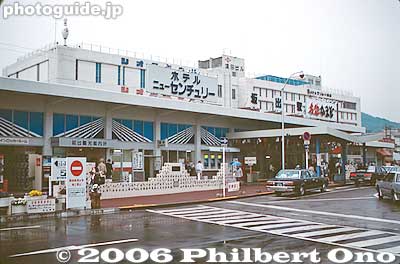 Old JR Sakaide Station. Notice the Seto Ohashi Bridge motif.
Keywords: kagawa sakaide seto ohashi bridge