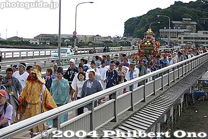 Crossing over
Keywords: kanagawa, enoshima, tenno-sai matsuri, festival, mikoshi