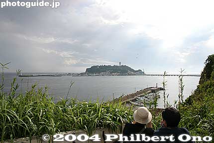 Koyurugi Shrine lookout
The shrine is built atop a cliff overlooking the ocean, and there's small lookout offering sweeping view with Enoshima in the distance.
Keywords: kanagawa, kamakura, enoshima, Koyurugi Shrine