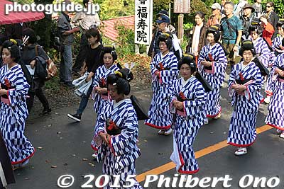 About 80 of the costumers are volunteers recruited from the general public. Women volunteers become ladies-in-waiting. 
Keywords: kanagawa hakone-machi yumoto daimyo gyoretsu feudal lord procession samurai matsuri