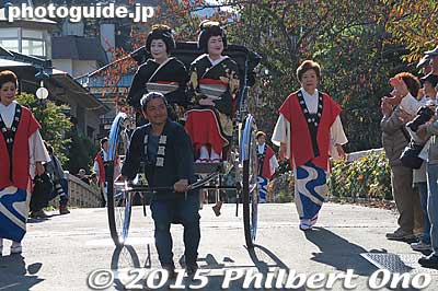Hakone geisha on rickshaw
Keywords: kanagawa hakone-machi yumoto daimyo gyoretsu feudal lord procession samurai matsuri