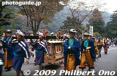 The procession reenacts the daimyo procession of Okubo Kaga, lord of Odawara on his way to Edo (Tokyo) for the periodic sankin kotai procession.
Keywords: kanagawa hakone-machi yumoto onsen spa daimyo gyoretsu feudal lord procession samurai
