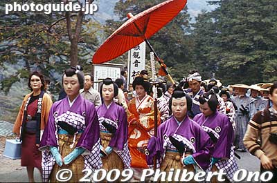 Ladies in waiting. These pictures were taken some time ago (not in 2009). Since I saw it, the procession has gotten larger with more groups.
Keywords: kanagawa hakone-machi yumoto onsen spa daimyo gyoretsu feudal lord procession samurai