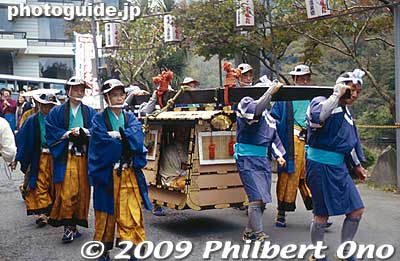 The daimyo lord is carried in a palanquin for the Hakone Daimyo Gyoretsu Procession. 大名駕籠
Keywords: kanagawa hakone-machi yumoto onsen spa daimyo gyoretsu feudal lord procession samurai