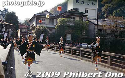 These men are the keyari who carry fluffy-topped poles and toss the poles to each other. 毛槍
Keywords: kanagawa hakone-machi yumoto onsen spa daimyo gyoretsu feudal lord procession samurai 