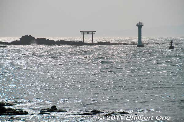 Najima torii off the Morito Coast on the Miura Peninsula in Kanagawa Prefecture. Part of Morito Daimyojin Shrine. 名島（菜島）の鳥居
Keywords: Kanagawa Hayama Morito Coast torii