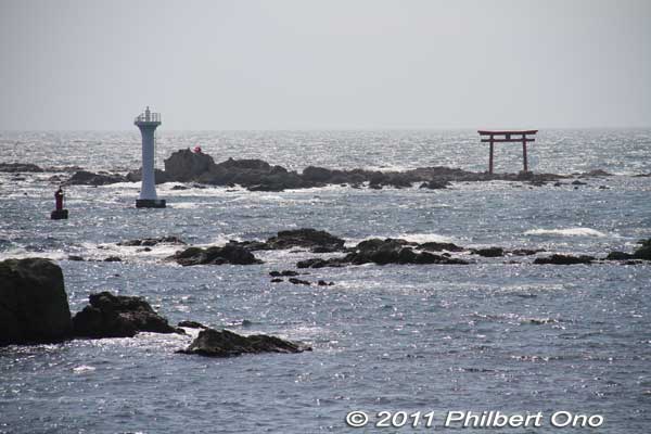 Near the torii is the Hayama Lighthouse. 葉山灯台
Keywords: Kanagawa Hayama Morito Coast torii
