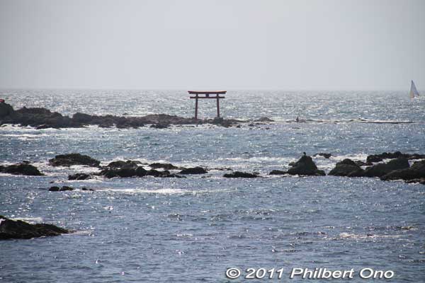Najima torii off the Morito Coast on the Miura Peninsula in Kanagawa Prefecture. Part of Morito Daimyojin Shrine. 名島（菜島）の鳥居
Keywords: Kanagawa Hayama Morito Coast torii japanshrine