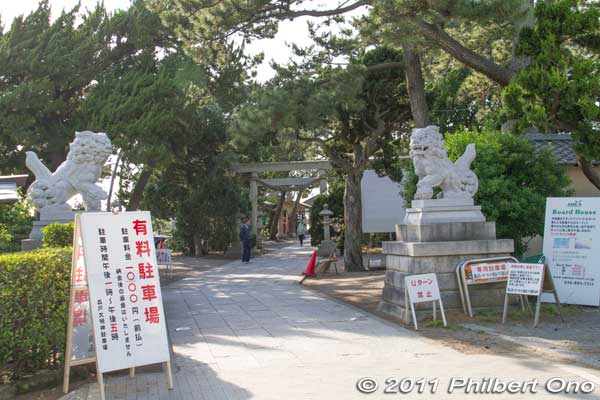Entrance to Morito Daimyojin Shrine on the Morito Coast. 森戸大明神
Keywords: Kanagawa Hayama Morito Coast
