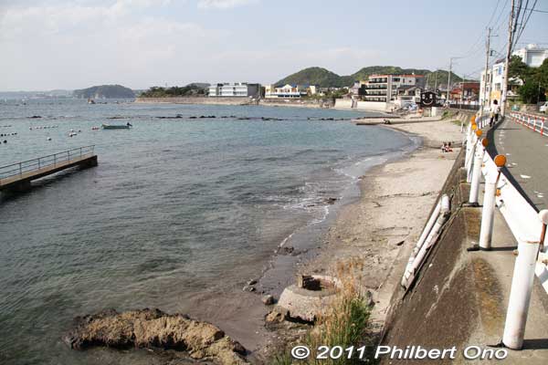Coastal road along Shin-nase beach. 真名瀬海岸
Keywords: Kanagawa Hayama Shin-nase