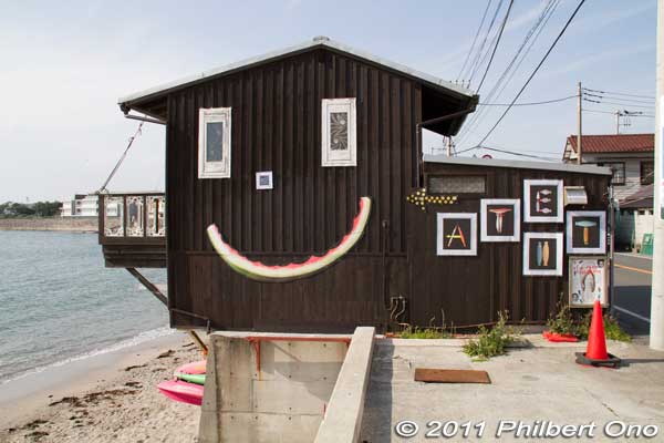 Smiley face on Shin-Nase Beach. PR for a local exhibition.
Keywords: Kanagawa Hayama Shin-nase