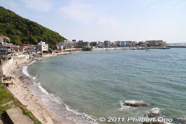 View of Shin-Nase beach from Denny's restaurant (Hayama-Morito Branch). 真名瀬海岸
Keywords: Kanagawa Hayama Shin-nase