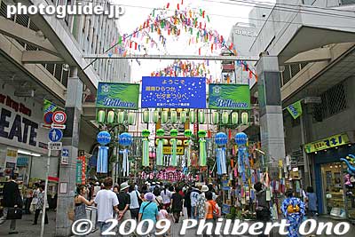 Held for four days from the first Thursday of July, this is one of the largest Tanabata Festivals in the Kanto region. Usually called the Star Festival, about 3,000 colorful streamers hang all around the city center in the shopping district.
Keywords: kanagawa hiratsuka tanabata matsuri festival 