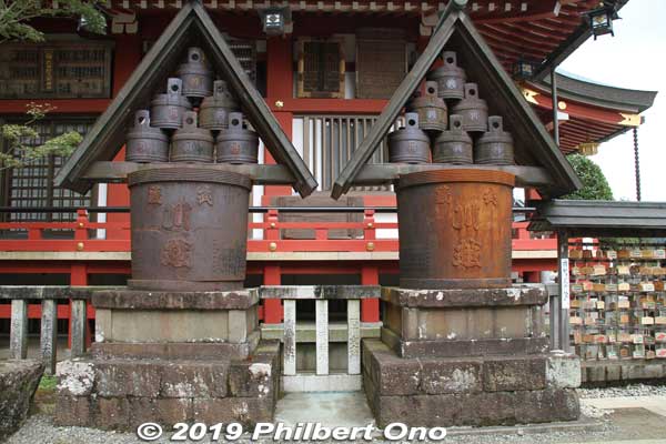 Huge monument that everyone stares at and wonder what it is. This sculpture of steel water buckets seems to be related to fire prevention, donated by people from Kawagoe, Saitama. 武蔵 川越
Keywords: kanagawa isehara oyama Afuri Shrine