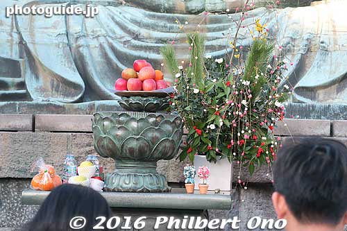 Offerrings to the Daibutsu.
Keywords: kanagawa prefecture kamakura daibutsu great buddha statue