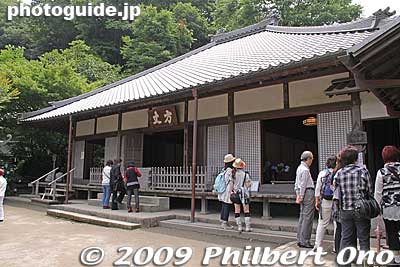 Meigetsu-in's Hondo hall. The temple belongs to the Rinzai Zen Buddhist sect.
Keywords: kanagawa kamakura meigetsu-in temple zen ajisai hydrangea flowers 