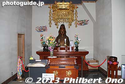Inside the Kannon statue is a Kannon altar.
Keywords: kanagawa kamakura ofuna kannon buddhist temple statue