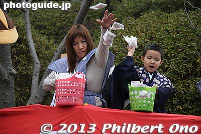 Jaguar Yokota and her son tos bags of beans or Setsubun.
Keywords: kanagawa kamakura ofuna kannon buddhist temple setsubun festival japancelebrity
