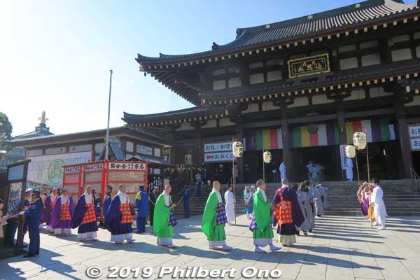 Priests proceed to the main temple. 
Keywords: kanagawa kawasaki shingon-shu daishi Buddhist temple setsubun