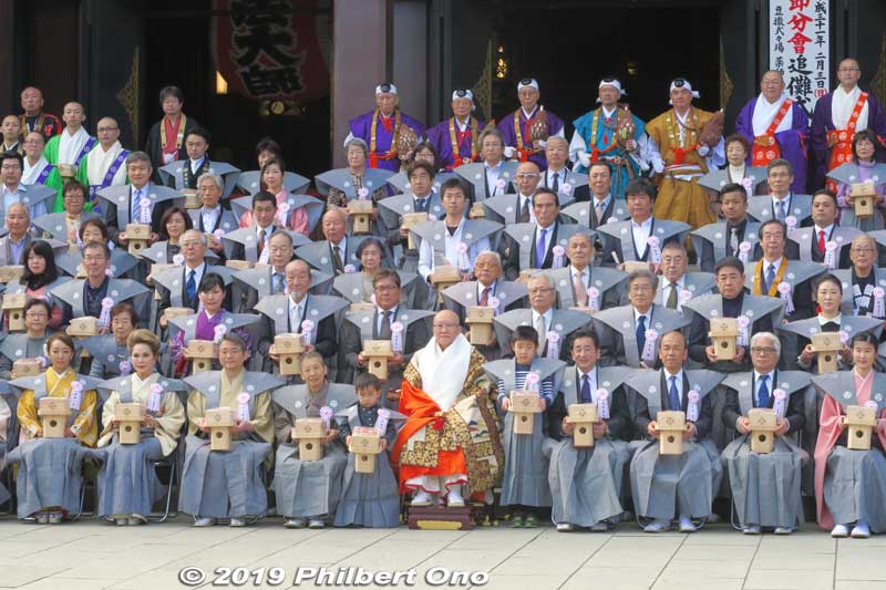 Group photo of Setsubun bean throwers on Feb. 3, 2019 at Kawasaki Daishi. The head priest is in orange in the middle.
Keywords: kanagawa kawasaki shingon-shu daishi Buddhist temple setsubun