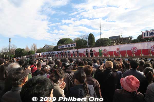 About 7,000 people gathered for each of the three bean-throwing ceremonies. It's free for people to catch the beans.
Keywords: kanagawa kawasaki shingon-shu daishi Buddhist temple setsubun