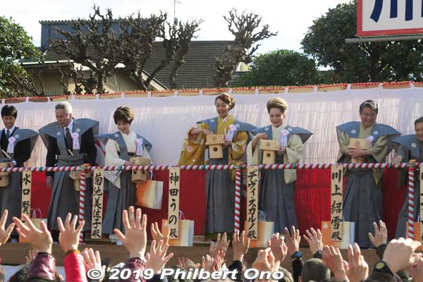 Kanda Uno and Dewi Sukarno throwing Setsubun beans.
Keywords: kanagawa kawasaki shingon-shu daishi Buddhist temple setsubun
