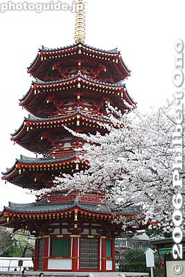 Octagonal 5-story pagoda 八角五重塔 (中興塔)
Keywords: kanagawa kawasaki shingon-shu Buddhist temple japantemple
