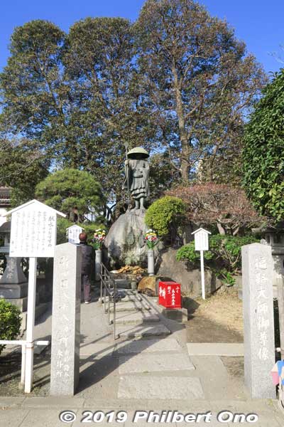 Kobo Daishi statue built in 1973 for the 1,200th anniversary of his birth. 遍路大師尊像
Keywords: kanagawa kawasaki shingon-shu daishi Buddhist temple