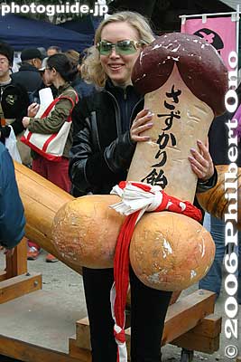 The festival is wildly popular with people from overseas.
The shrine had various phallus props to pose with.
Keywords: kanagawa kawasaki kanayama jinja shrine phallus penis kanamara matsuri festival