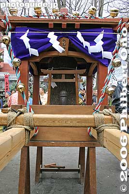 Kanamara mikoshi かなまら神輿
There are three portable shrines (called mikoshi). The Kanamara mikoshi (the original portable shrine), Kanamara-bune mikoshi (shaped like a boat), and Elizabeth mikoshi (pink giant). All three are carried during a procession around town. The Elizabeth mikoshi is carried by she-males. ("New half" in Japanese. Go ahead and laugh if you want.)
Keywords: kanagawa kawasaki kanayama jinja shrine phallus penis kanamara matsuri festival