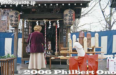 The old Kanayama Shrine
Picture was taken in the 1980s.
Keywords: kanagawa kawasaki kanayama jinja shrine phallus penis kanamara matsuri japanshrine festival