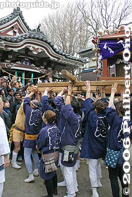 Kanamara mikoshi salutes the Wakamiya Hachimangu Shrine
Keywords: kanagawa kawasaki kanayama jinja shrine phallus penis kanamara matsuri festival