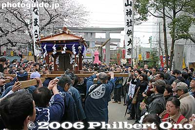 Heading out to the torii gate 神輿の巡幸
Keywords: kanagawa kawasaki kanayama jinja shrine phallus penis kanamara matsuri festival