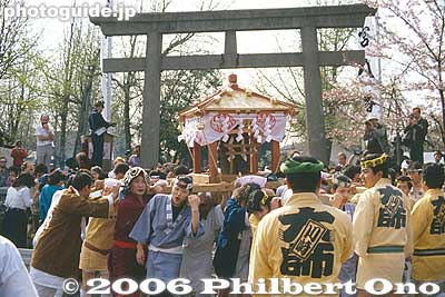 Heading out of the shrine (old photo)
This picture was taken in the 1980s.
Keywords: kanagawa kawasaki kanayama jinja shrine phallus penis kanamara matsuri festival