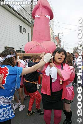 Portable shrine procession
Keywords: kanagawa kawasaki kanayama jinja shrine phallus penis kanamara matsuri festival