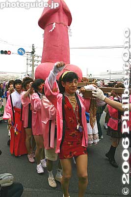 Elizabeth mikoshi carried by she-males
Keywords: kanagawa kawasaki kanayama jinja shrine phallus penis kanamara matsuri festival