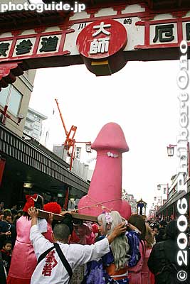 Entering the main shopping street
Keywords: kanagawa kawasaki kanayama jinja shrine phallus penis kanamara matsuri festival