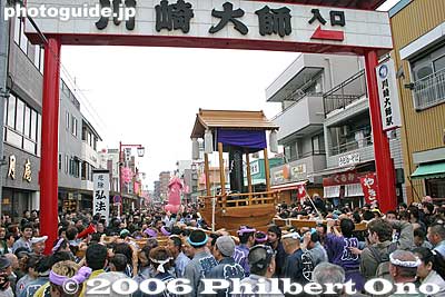 Turning around at the end of the route.
Keywords: kanagawa kawasaki kanayama jinja shrine phallus penis kanamara matsuri festival