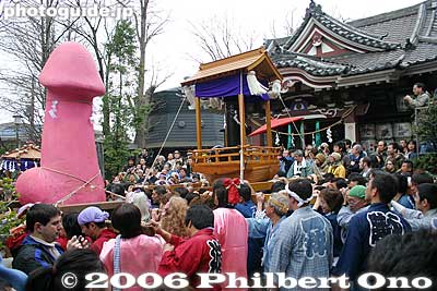 Back at the shrine
Keywords: kanagawa kawasaki kanayama jinja shrine phallus penis kanamara matsuri japanshrine festival