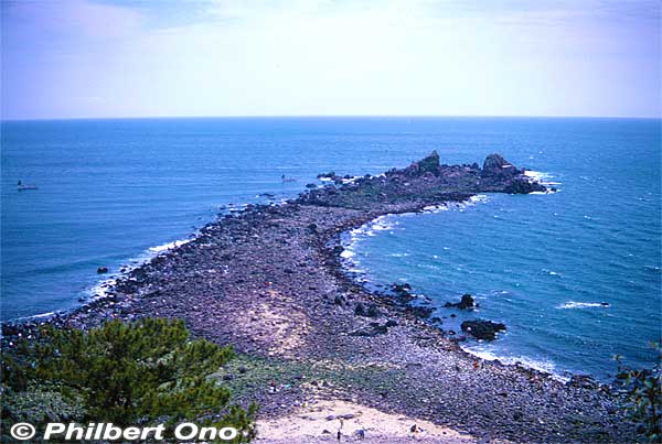 The tip of Manazuru Peninsula has this slim, rocky shoal called Cape Manazuru (真鶴岬).
Keywords: kanagawa manazuru peninsula cape