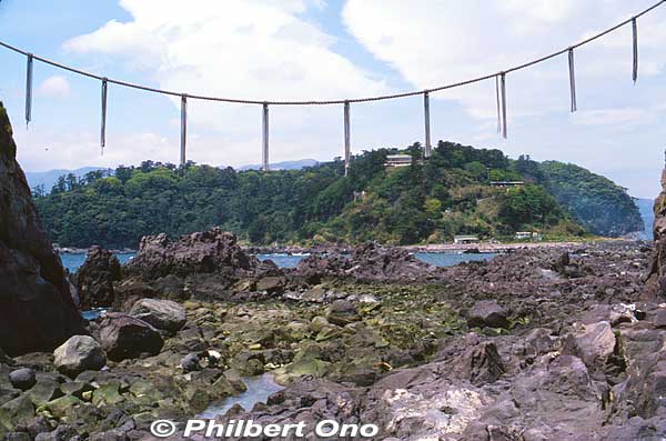 Mitsu-ishi (三ツ石) rocks bound by a shimenawa sacred rope.
Keywords: kanagawa manazuru peninsula cape