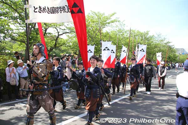 Samurai entourage for the first Odawara Hojo lord, Hōjō Sōun. Played by international graduates from Tokimeki Kokusai Gakko school. ときめき国際学校OB
Keywords: Kanagawa Odawara Hojo Godai Matsuri Festival samurai parade