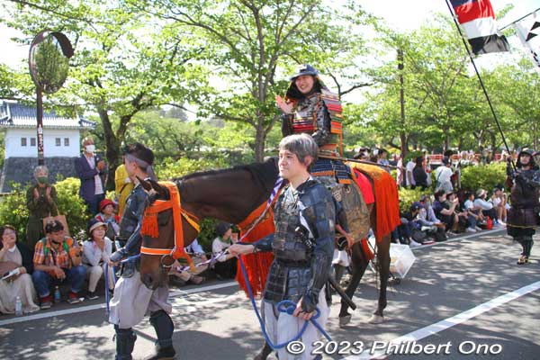 The third Odawara Castle lord, Hojo Ujiyasu played by a woman. Trotting past Odawara Castle. 三代北条氏康隊
Keywords: Kanagawa Odawara Hojo Godai Matsuri Festival samurai parade
