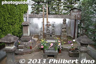 Hojo clan gravesite in Odawara. At the center are two small grave stones. The left one is for Hojo Ujiteru, and the right one is Hojo Ujimasa (they are brothers). The large gravestone on the right is for Ujimasa's wife.
Keywords: kanagawa odawara hojo clan gravesite