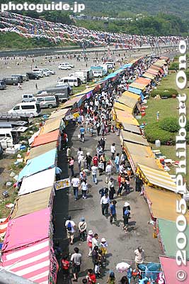 Along the river were food stalls.
Keywords: kanagawa, sagamihara, koinobori, matsuri, festival, koi-nobori, children's day, carp streamers