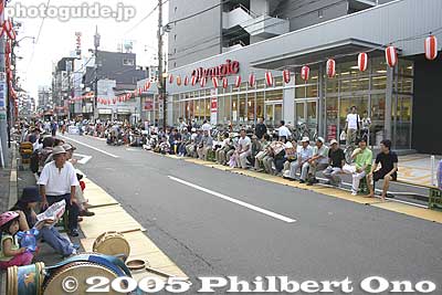 Spectators wait for the parade to begin.
Keywords: kanagawa yamato awa odori dance
